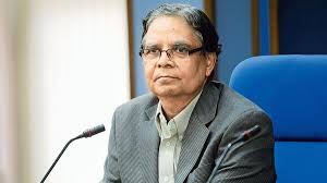 RSS Economist Arvind Panagariya Advises RBI to Let Rupee Fall to 100 VERSUS World Economists and Economic theory.